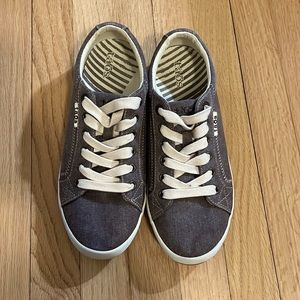 NEW Taos canvas sneaker taupe size 7.5 NEW without tags